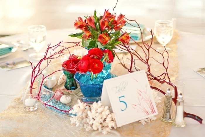 maritimt-bröllop-dekoration-i-korall-röd-turkos-vita-skal-dekoration