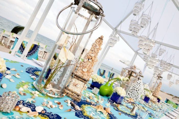 bord-dekoration-design-idéer-strand-bröllop-lyktor-skal-dekoration