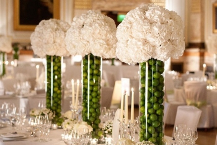idéer-dekoration-sommar-bröllop-färger-grönt-vitt-vaser-buketter