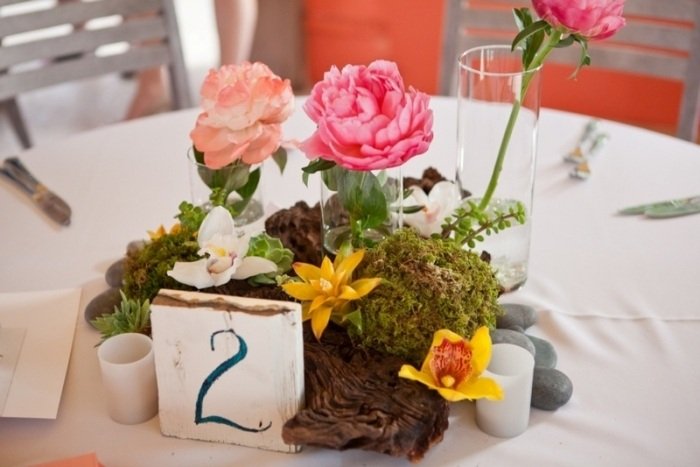 rustikt-bord-dekorationer-sommar-bröllop-strand-blomsterarrangemang