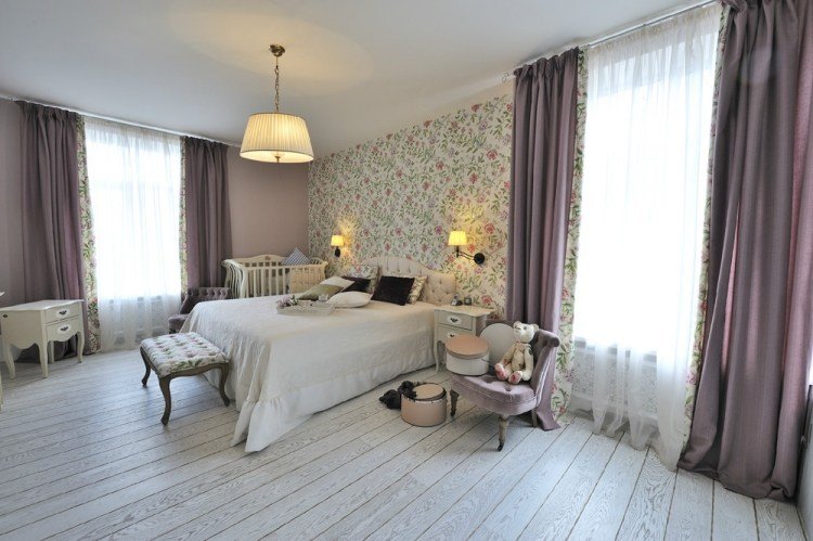 väggdesign-sovrum-ros-vägg-färg-lila-gardiner-tapet-blommönster-lantlig-romantisk
