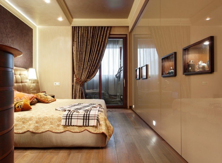 Färgidéer för sovrummet -kräm-choklad-brun-indirekt-väggbelysning-högglansig garderob