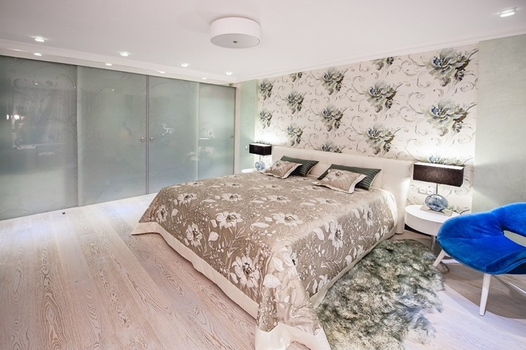 sovrum-vägg-design-salvia-grön-blommig-tapet-vit-bakgrund-ljust laminatgolv