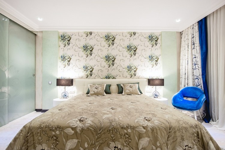 Färgidéer för sovrummet pastell-grönt-accent-tapeter-blomma-motiv-accent-koboltblått