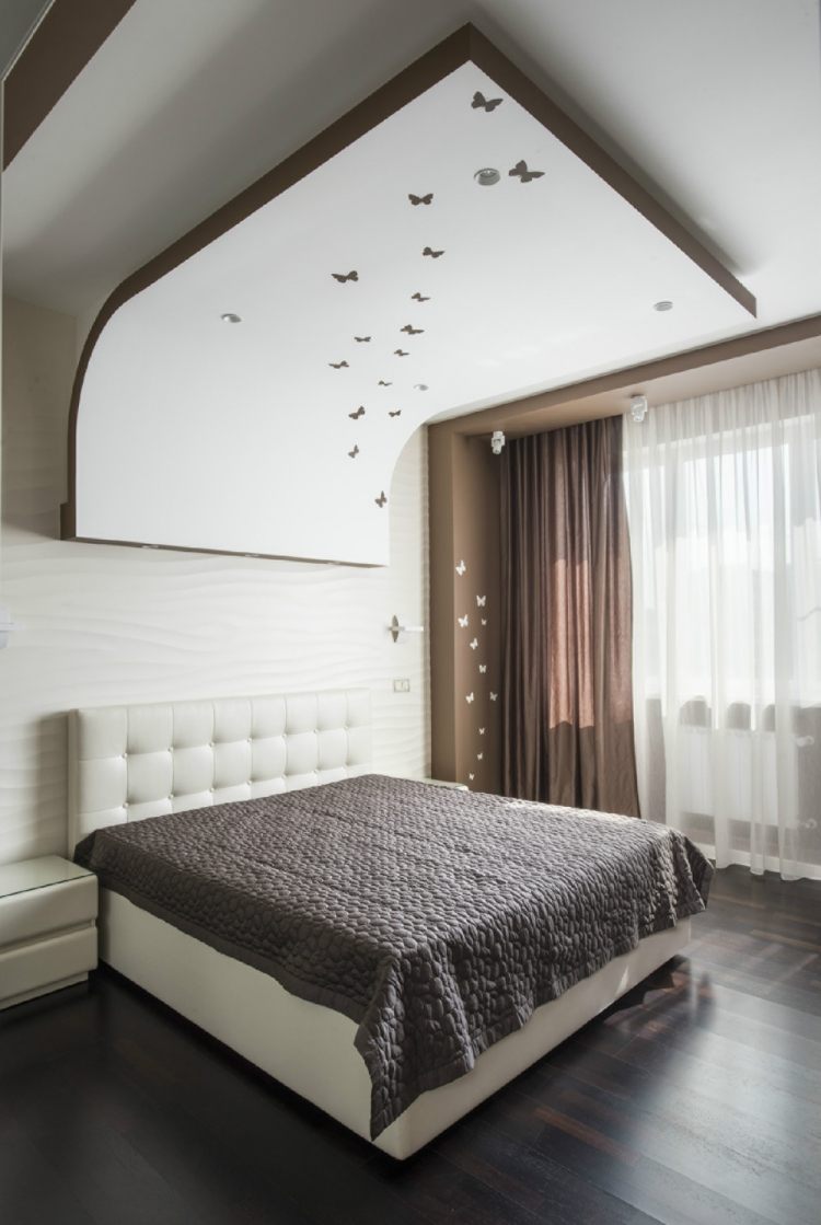 vägg-design-sovrum-vit-brun-mörk-planka-golv-fjärilar