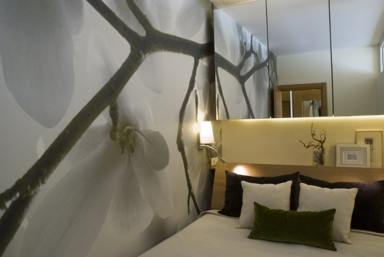 vägg-design-sovrum-foto-tapeter-vit-blomning-grenar-indirekt-belysning