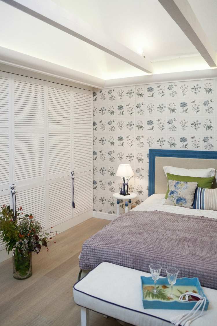 färgidéer-sovrum-lantlig stil-vit-blå-grön-inbyggd i garderob-blommotiv