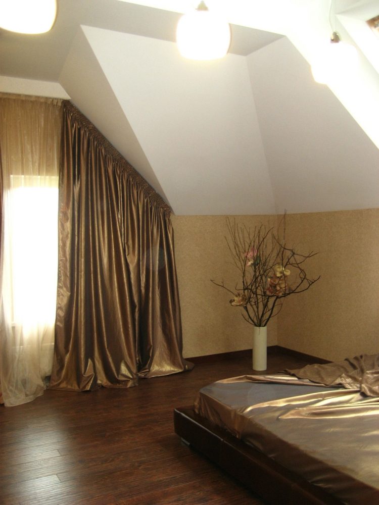 sovrum-loft-vägg-färg-guld-vita-gardiner-sängkläder-metallisk-glans