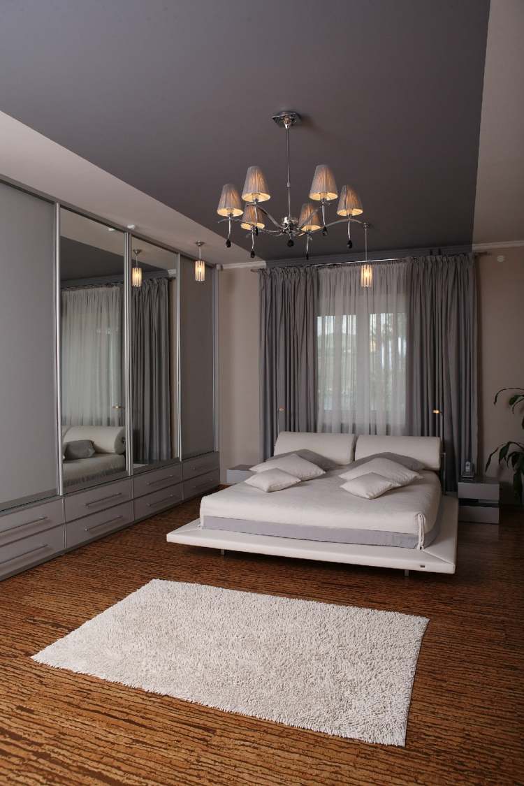färgidéer-sovrum-vägg-grädde-tak-lila-grå-vit-säng
