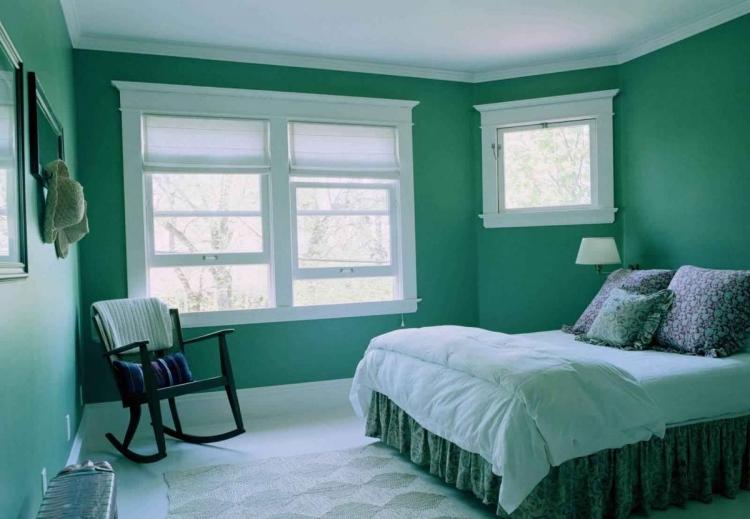 färg-idéer-sovrum-väggar-design-färsk-mint-grön-vit-säng-kuddar