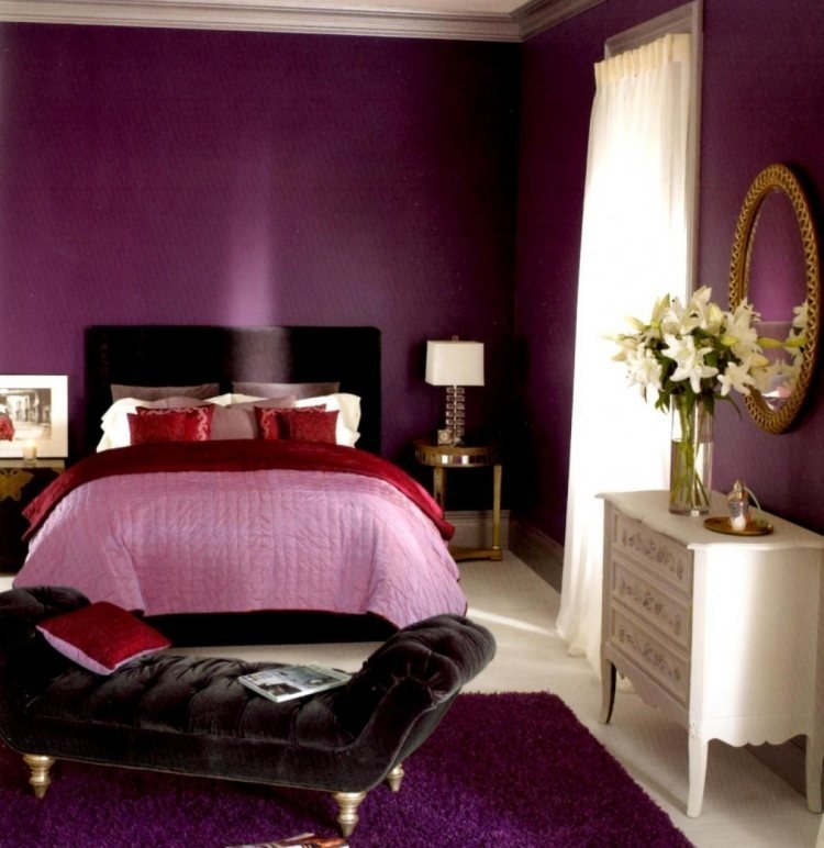färgidéer-sovrum-vägg-design-lila-vägg-färg-byrå-spegel-stoppad-säng-chic