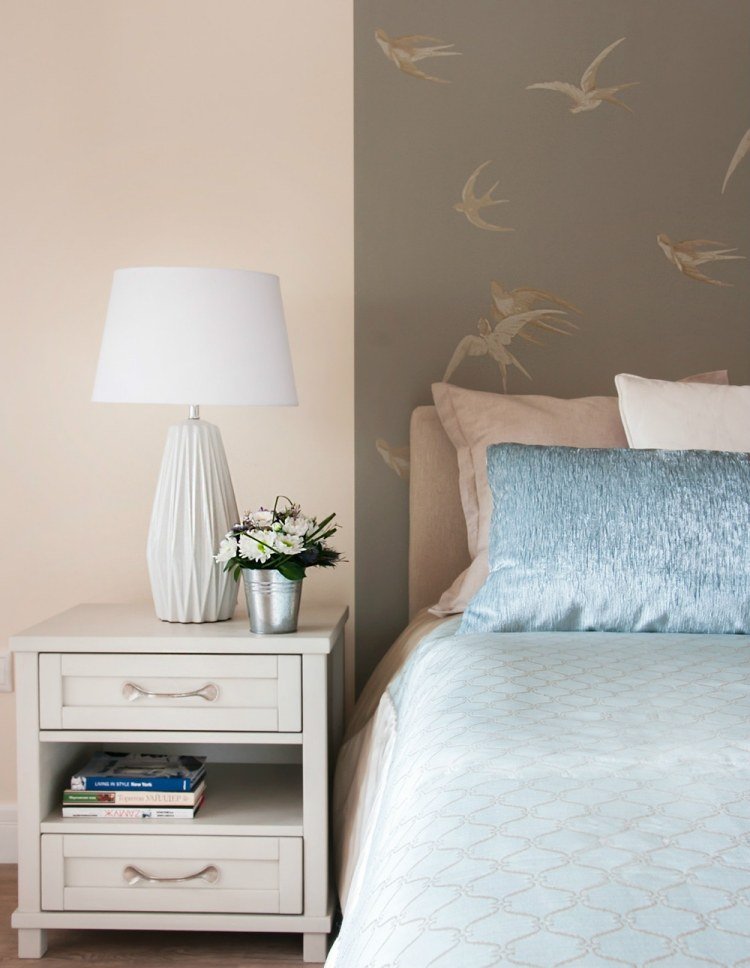 Färgidéer för sovrummet pastellrosa-tapeter-taupe-svälj-motiv