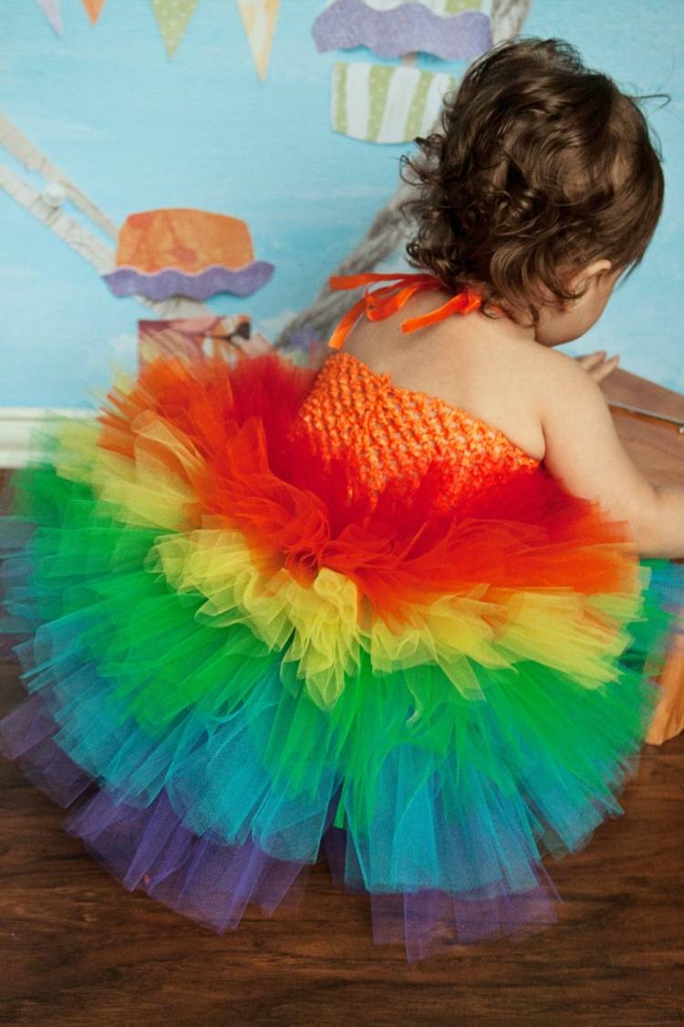 karneval-kostymer-barn-smink-pyssel-idéer-småbarn-flicka-tutu-regnbågsfärger
