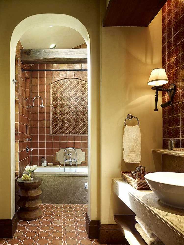 kakel badrum idéer terrakotta brun färg väggfärg grädde medelhavsstil