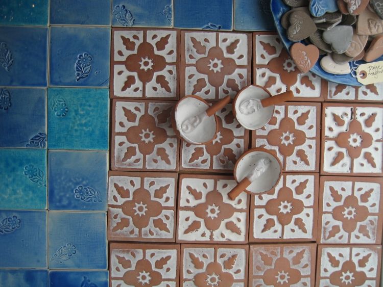 Kakel badrumsidéer -produktion-glasyr-eimaile-blå-vita-blommor-terrakottafärg