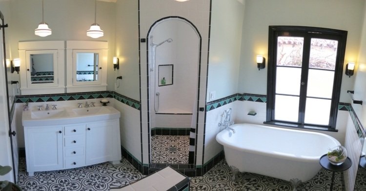 Kakel badrumsidéer-medelhavs-stort-som-svart-vit-fris-kant-grönt-badkar-fönster-dusch-duschbricka