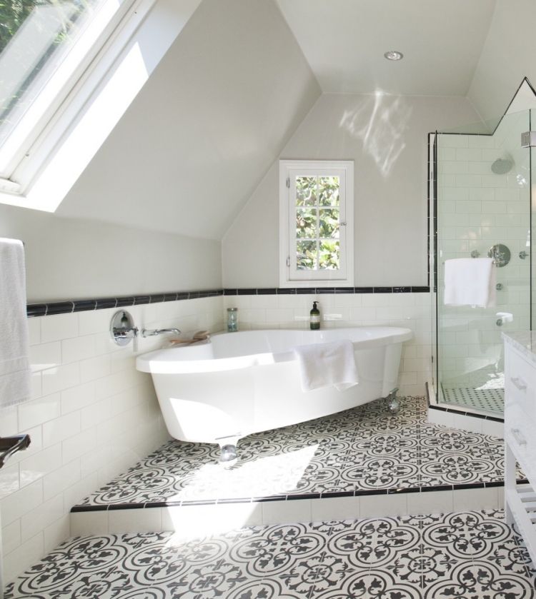 Kakel badrumsidéer-medelhavs-badkar-svart-vit-vind-sluttande-dusch-duschkabin-fönster