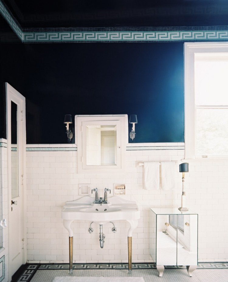 Kakel badrumsidéer -vit-mörkblå-retro-armaturer-keramik-spegelskåp