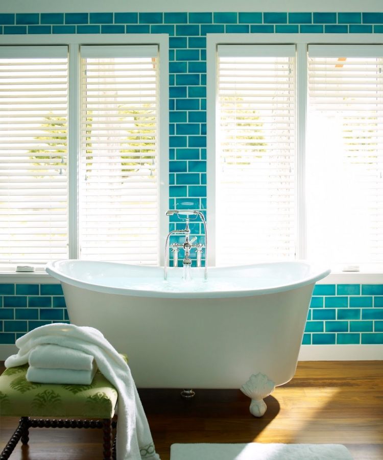 Kakel badrumsidéer-medelhavs-badkar-fristående-trä golv-vägg-turkos-fog-vit-fönster