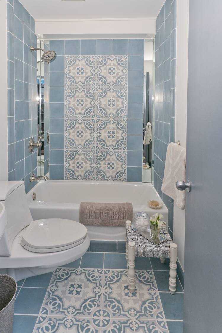 Kakel badrumsidéer-medelhavs-baby blå-vit-toalett-badkar-stol-mönster-golv-vägg