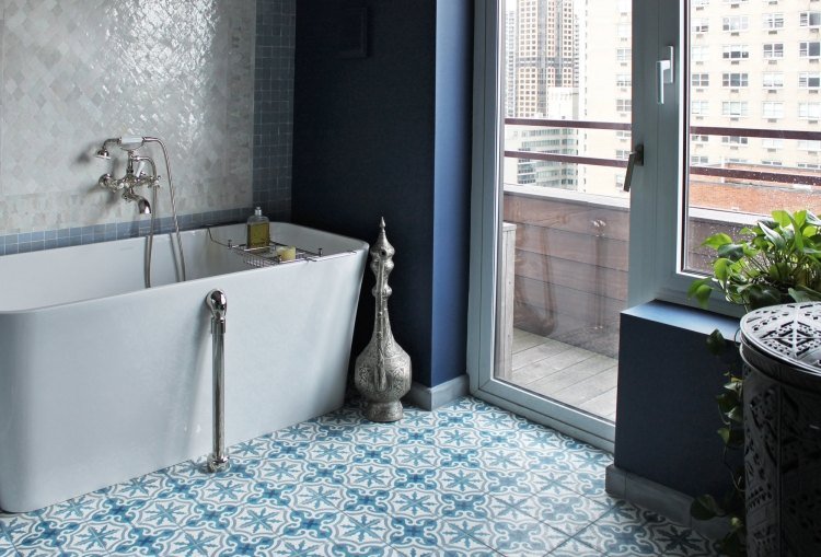 Kakel badrumsidéer-medelhavs-blå-turkos-golv-vit-badkar-fönster-terrass fönsterpassning