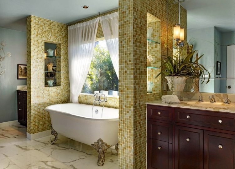 kakel-badrum-medelhavs-marmor-golv-mosaik-ockra färg-badkar-vit-fönster-skåp-massivt trä