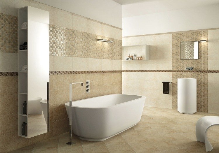 kakel-badrum-medelhavs-beige-sand-färg-badkar-modern-vit-mosaik-beslag-spegel-hylla
