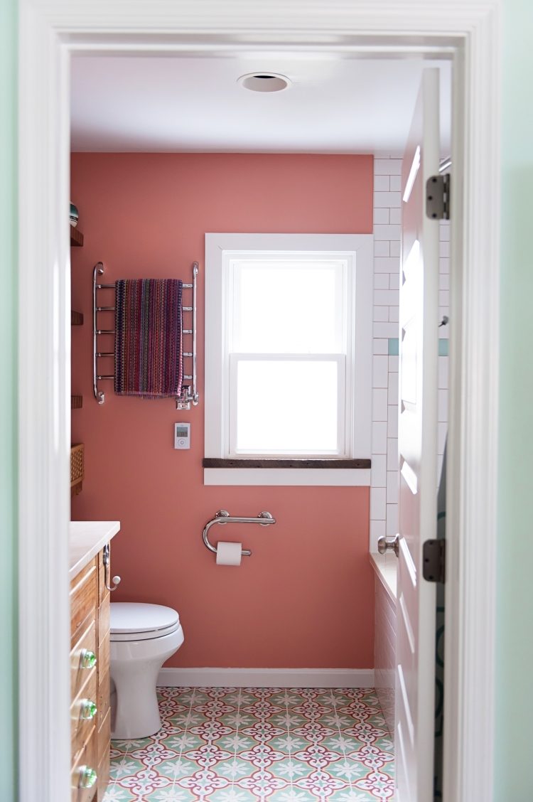 kakel-badrum-medelhavs-toalett-skåp-lax-hals-vit-fönster