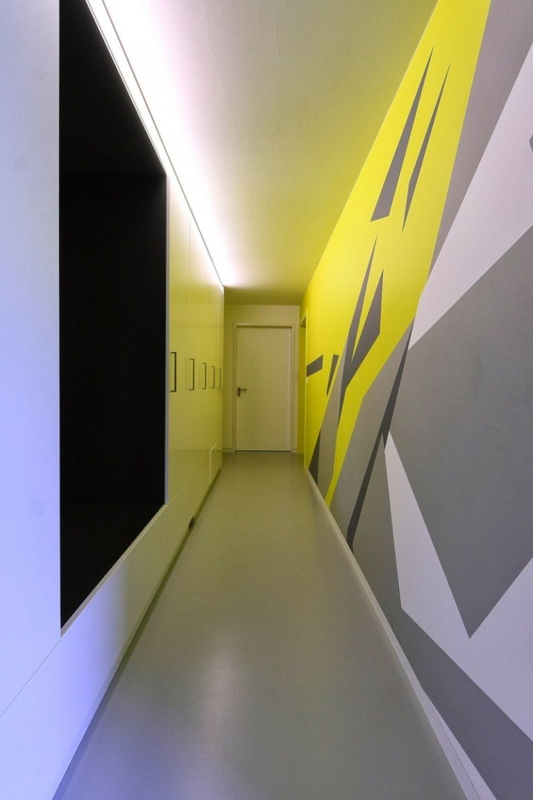 hall deco idéer geometriska mönster vägg färg grå vit gul modern