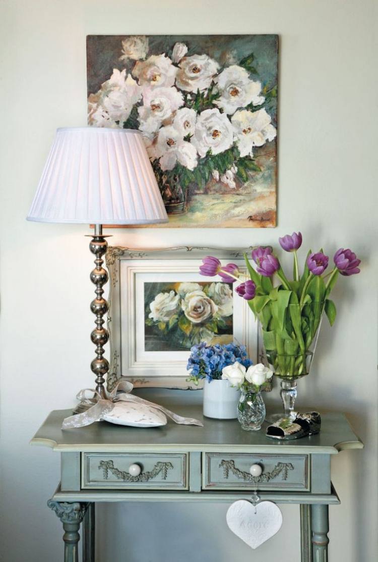 hall-dekoration-idéer-shabby-chic-konsol-bord-blommor-målningar