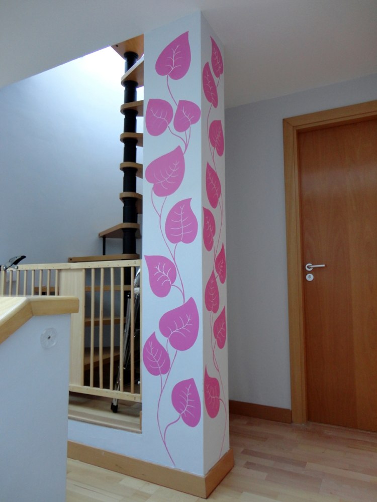 hall-dekoration-idéer-pelare-vägg-klistermärken-rosa-blad