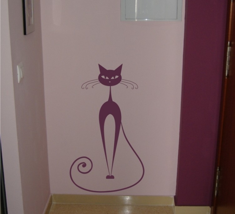 hall-dekoration-idéer-ljus-rosa-vägg-måla-lila-katt-klistermärken