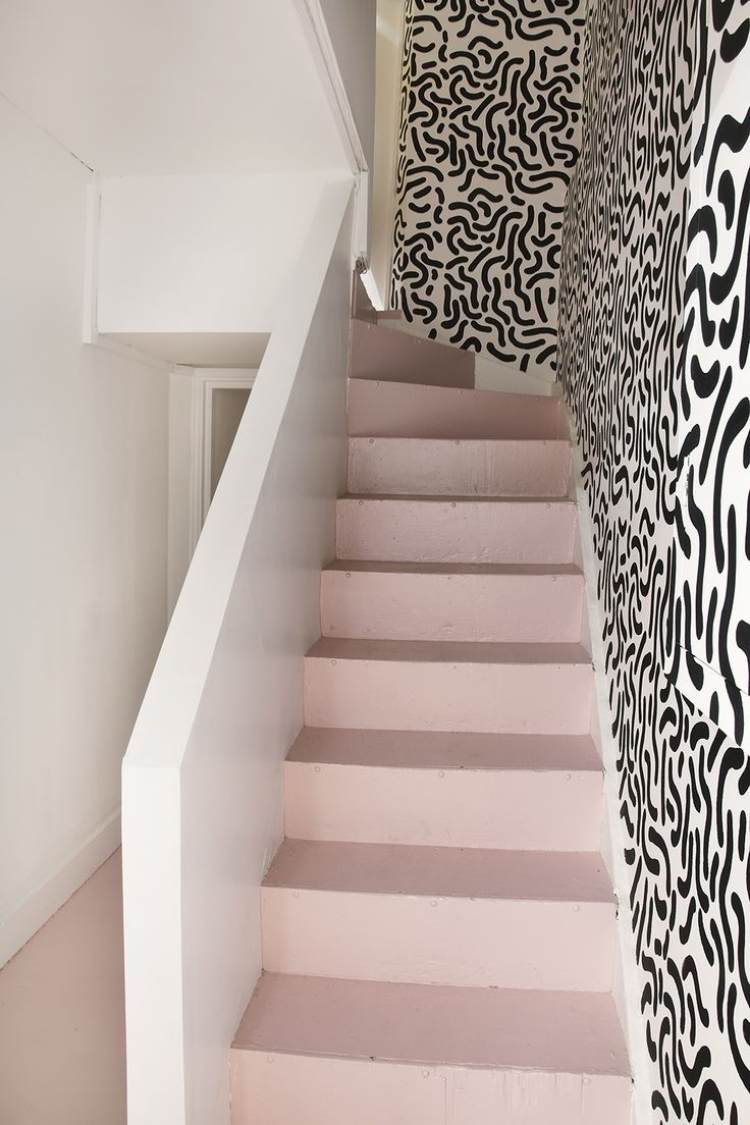 hall-dekoration-idéer-trappor-rosa-steg-svart-vit-dekorationer-vägg