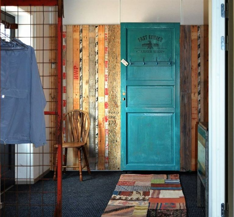 hall deco idéer träskivor färgglada rustika dörr garderob blå