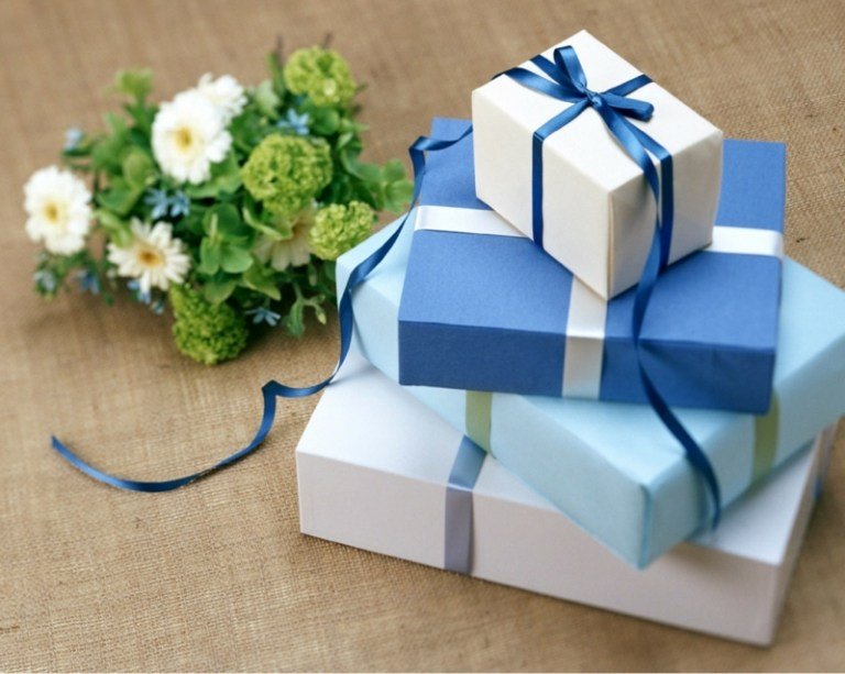 gåvaidéer för bröllop blå omslagspapper blommor tillverkningstips