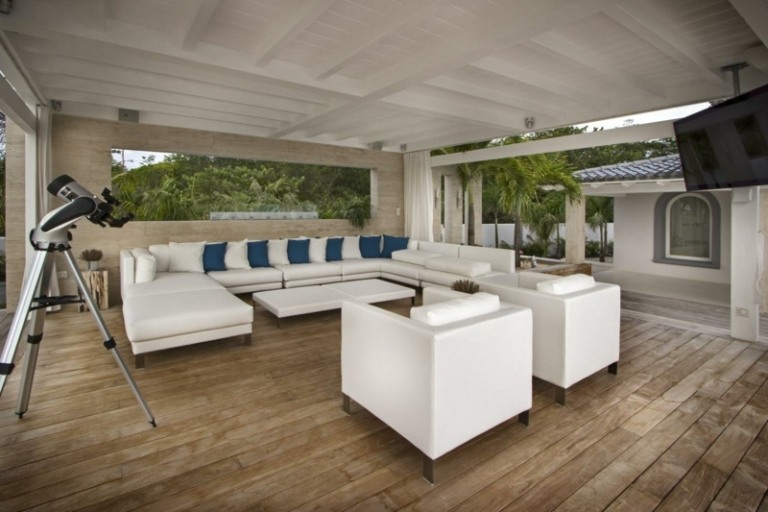 lounge sittgrupp vit minimalistisk möblering takterrass blå kuddar