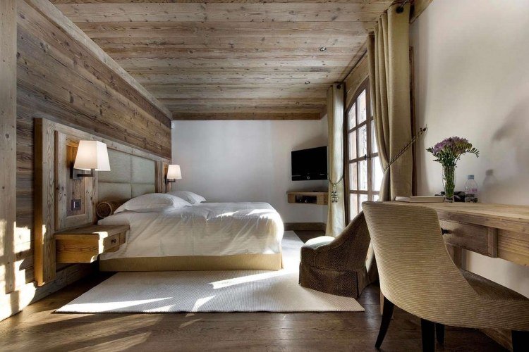 sovrum-möblerad-stil-chalet-modern-elegant-trä-bleknad-vit-terrass-dörrar