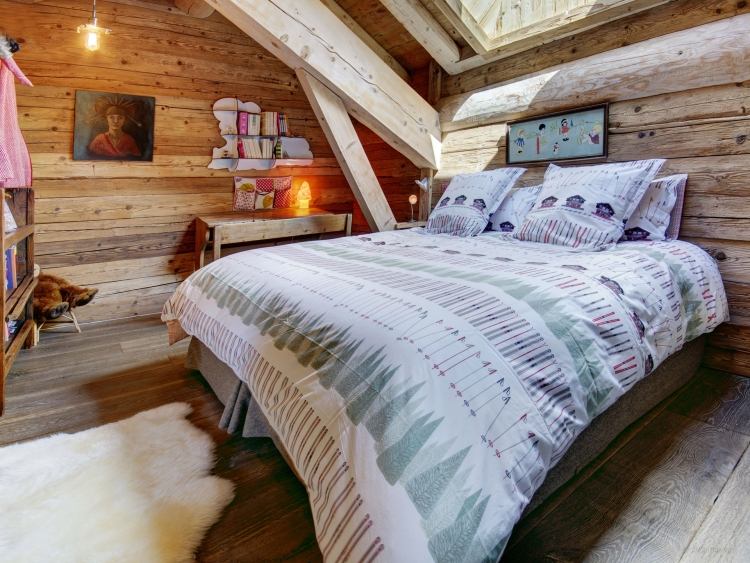 sovrum-inredning-stil-chalet-almhaus-trä-massivt-deco-sängkläder-pälsmatta