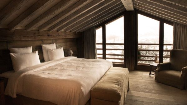 Alperna chalet-skid hydda inredning vinds sovrum sovrum fönster