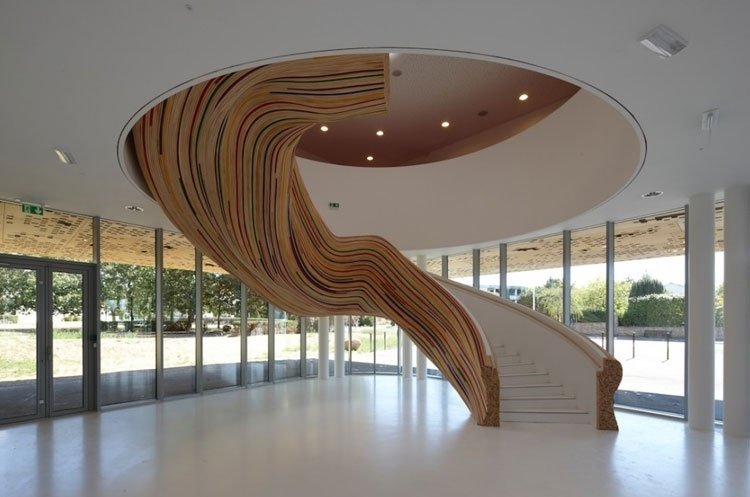 trappor-design-moderna-vita-trä-räcken-färgglada-detaljer-accenter-organiska-från