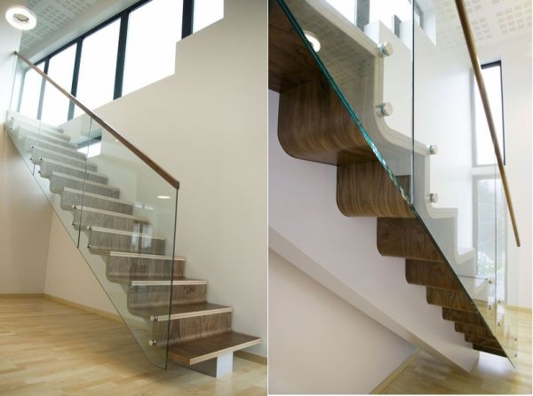 vågformad trappa trä glasräcke modern platsbesparande