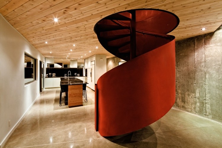 trappor-design-modern-spiraltrappa-röd-räcke-trä-tak-fläckar-betong-vägg