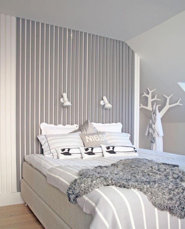 sovrumsdesign-idéer-skandinavisk-sluttande tak-trälameller-grå-vägglampor
