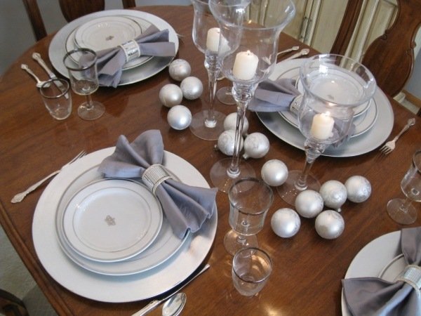 silver-boll-bord-dekoration-vit-blå
