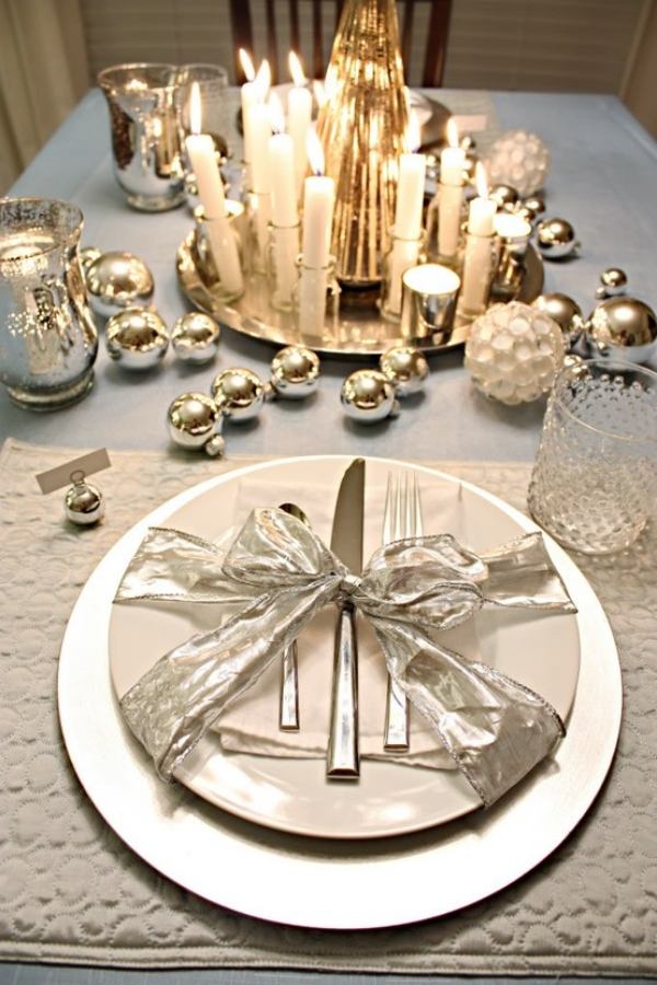 Förlovningsfest-bord-dekorationer-gyllene-accenter