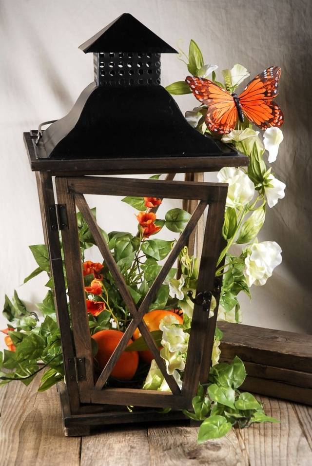 bordsdekoration-bröllop-vintage-trä-ljus-lykta-fjäril-blommor