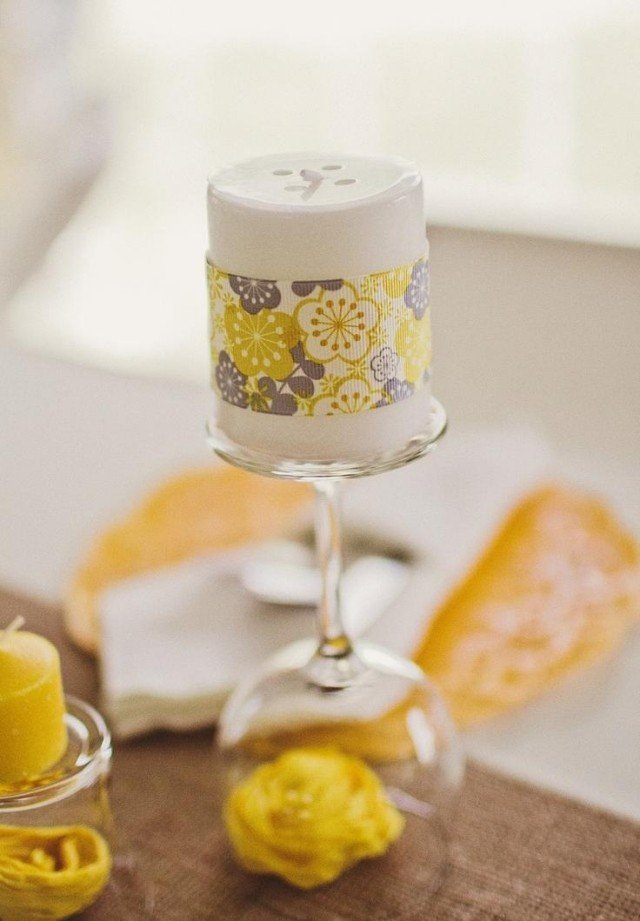 bordsdekoration-bröllop-gör-det-själv-siden-blommor-vin-glas-ljusstake-tråkigt ljus