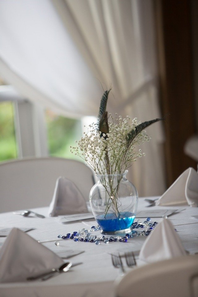 bordsdekoration-bröllop-vit-blå-gypsophila-fjädrar
