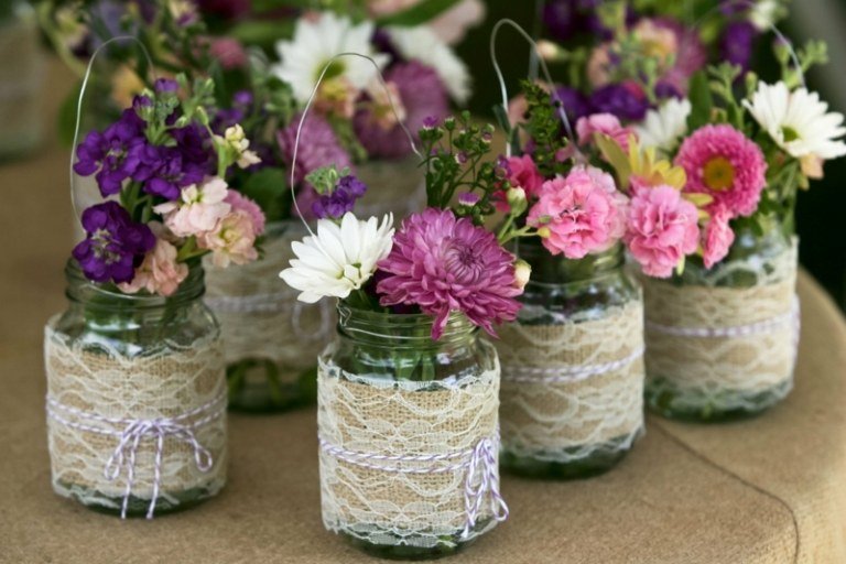 bordsdekorationer för bröllop buketter av blommor vintage mason burkar spets