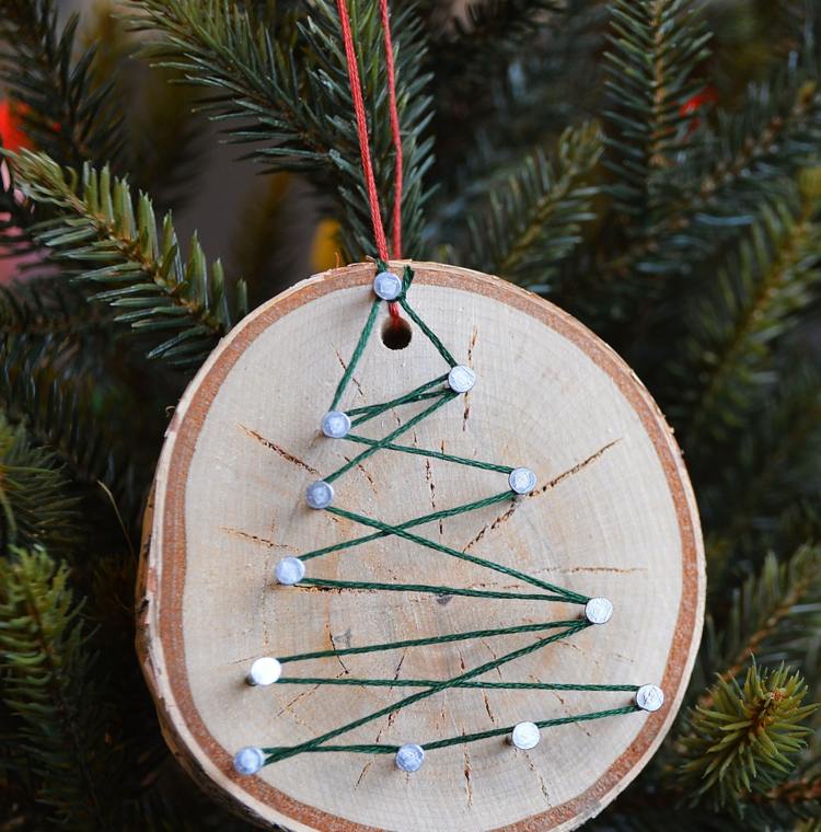 jul-dekoration-gjord-av-trä-trä skiva idé naglar garn gran träd julgran dekorationer